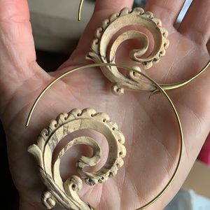 Elegant Gold and Cream Swirl Earrings